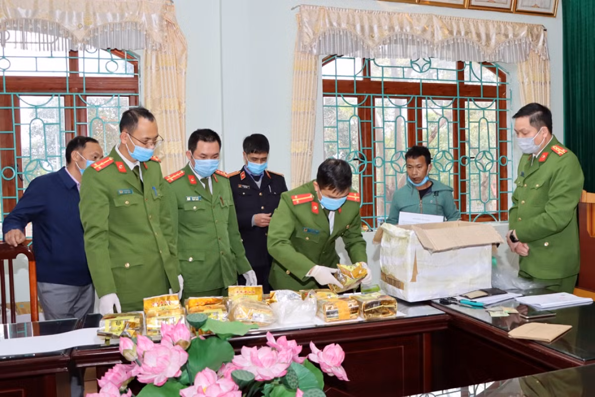 Bat 3 doi tuong van chuyen 18 kg ma tuy dang da