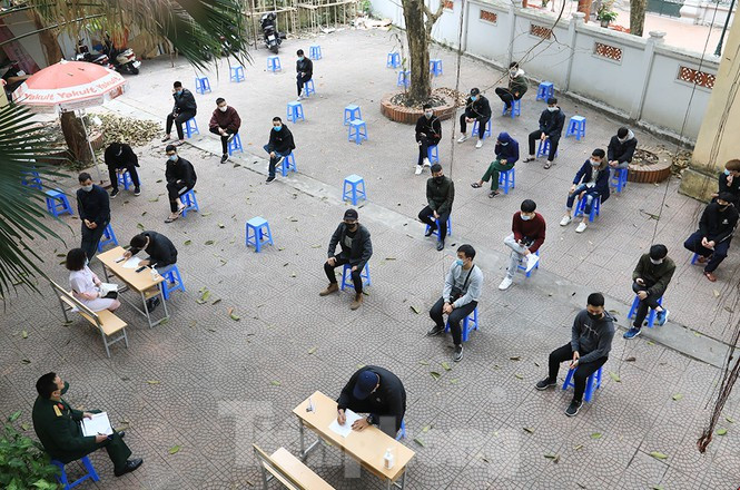 Chính quyền các cấp đẩy mạnh vận động nhân dân hạn chế tối đa người nhà đi đưa tiễn tân binh; chuẩn bị tốt các điều kiện đảm bảo cho công tác phòng chống dịch, như những người tham gia phải bắt buộc đeo khẩu trang, bố trí các bàn sát khuẩn tay nhanh, xây dựng sơ đồ các khu vực đảm bảo giãn cách, và đảm bảo kiểm soát 100% số người vào khu vực tổ chức Lễ giao nhận quân năm 2021