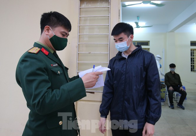 Thượng tá Nguyễn Duy An - Phó chỉ huy trưởng Ban chỉ huy quân sự quận Ba Đình, cho biết UBND quận Ba Đình đã thực hiện công tác tuyên truyền đến từng cán bộ, nhân dân về công tác phòng dịch COVID-19. Đến nay, 100% công dân yên tâm công tác phòng chống dịch, lên đường nhập ngũ.