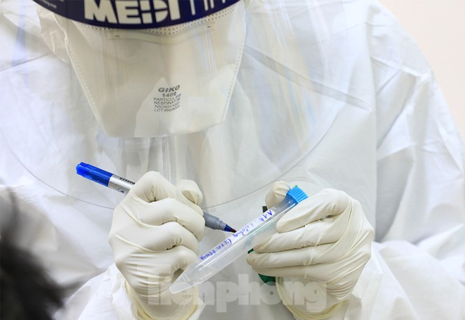 Ban chỉ huy quân sự quận Ba Đình phối hợp chặt chẽ với phòng y tế, trung tâm y tế và CDC Hà Nội để tổ chức lấy mẫu xét nghiệm.