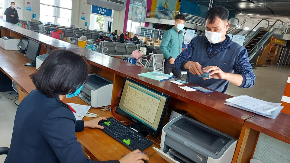 Cán bộ Cảng vụ Thủy nội địa đang thực hiện kiểm soát danh sách những người tham gia chuyến đi hôm nay.