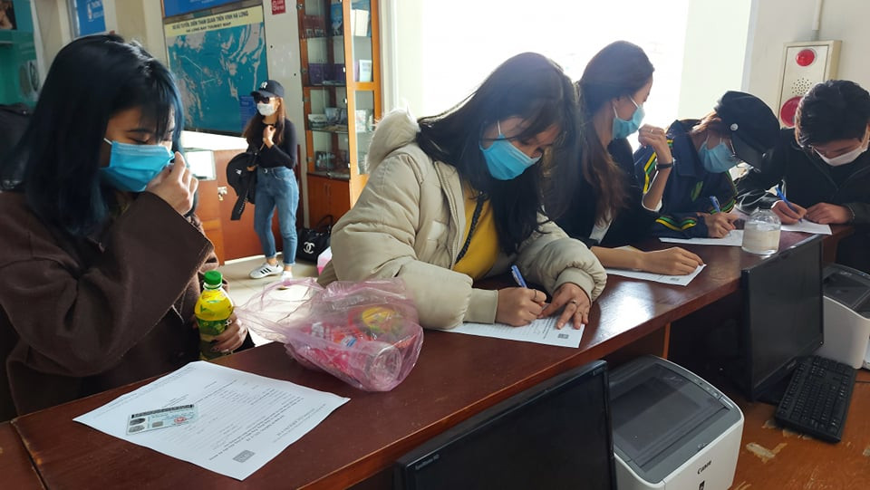 Sinh viên, người dân Cô Tô từ Hà Nội, Hải Phòng... thực hiện khai báo y tế trước khi lên chuyến tàu miễn phí để về quê ăn Tết