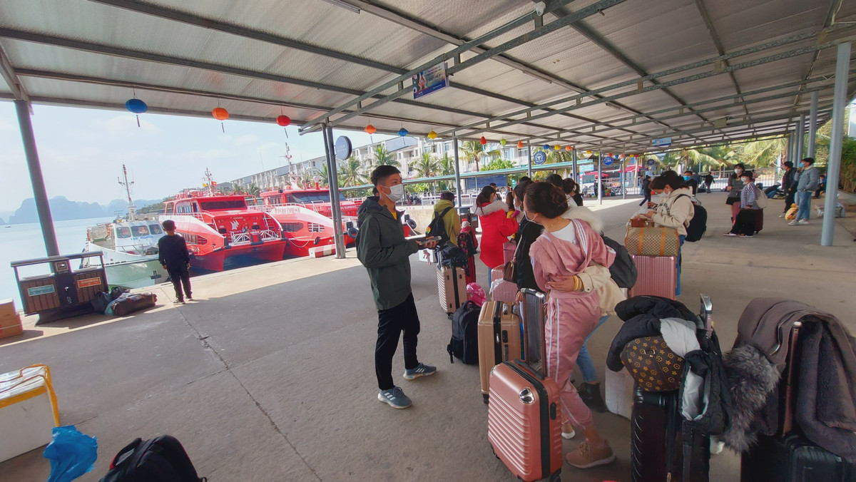 Theo văn bản hướng dẫn của UBND tỉnh Quảng Ninh, Sở Giao thông vận tải, Cảng vụ thủy nội địa, Sở Y tế tỉnh Quảng Ninh, UBND Tp Hạ Long, UBND huyện Cô Tô lập danh sách cụ thể những người dân Cô Tô, học sinh, sinh viên, người lao động xa nhà về quê sum họp. Hỗ trợ người dân huyện đảo Cô Tô về quê ăn Tết.