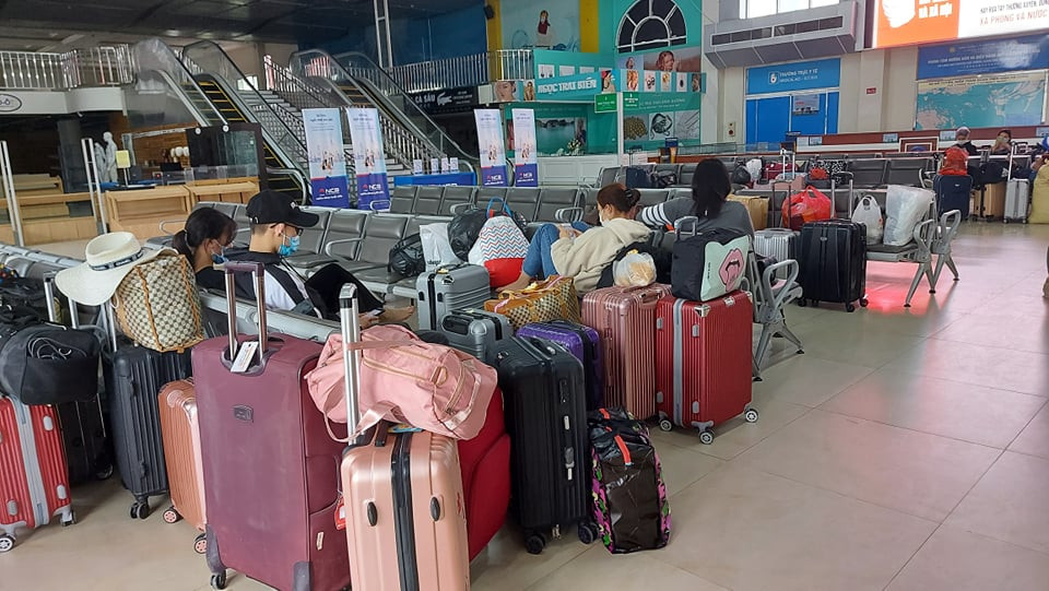 Đối với bà con Nhân dân và các cháu học sinh yêu cầu phải trở về từ vùng không bị giãn cách xã hội, vùng không bị phong tỏa do dịch bệnh COVID-19, có hộ khẩu thường trú tại Cô Tô, có tờ khai y tế cung cấp đầy đủ, trung thực thông tin, lịch trình di chuyển trước 14 ngày dịch bệnh khởi phát.