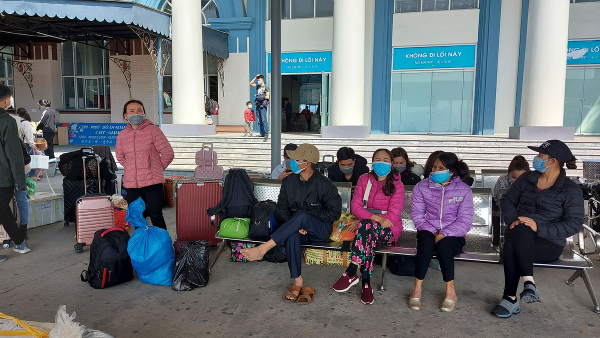 -"Tôi vui lắm, xin mãi cuối cùng được về nhà rồi. Cứ tưởng năm nay phải ăn Tết ở ngoài đường" - một người dân Cô Tô cho biết.