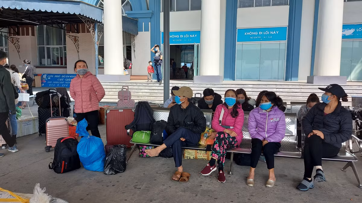 -"Tôi vui lắm, xin mãi cuối cùng được về nhà rồi. Cứ tưởng năm nay phải ăn Tết ở ngoài đường" - một người dân Cô Tô cho biết.