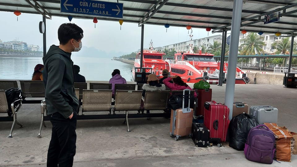 Phóng viên có mặt tại bến cảng quốc tế Tuần Châu - Hạ Long từ 7h sáng và ghi nhận không khí háo hức của người dân đảo Cô Tô được về quê ăn Tết