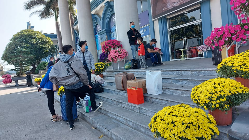 Ngày Tết Nguyên đán lại đang cận kề, huyện Cô Tô có nhiều cháu là học sinh sinh viên đang theo học tại các trường phổ thông, cao đẳng, đại học được nghỉ để về quê ăn Tết cùng gia đình sau một năm đi học xa nhưng vẫn chưa thể về nhà ăn Tết do bến cảng dừng hoạt động.