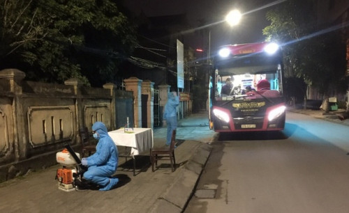 Dang cach ly o Quang Ninh, thanh nien tron ve que an Tet