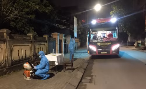 Dang cach ly o Quang Ninh, thanh nien tron ve que an Tet