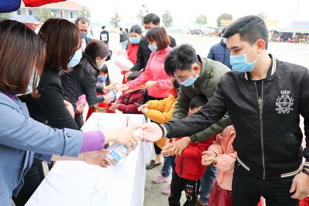 Tham dự buổi lễ, các đại biểu và người dân đã thực hiện nghiêm các biện pháp phòng chống dịch COVID-19 như đeo khẩu trang và sát khuẩn tay... 