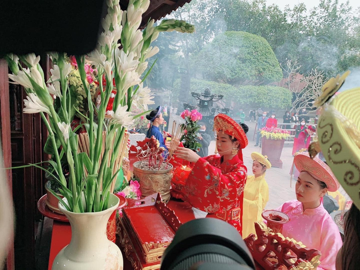 Chủ tế, thực hiện nghi thức hóa Chúc.