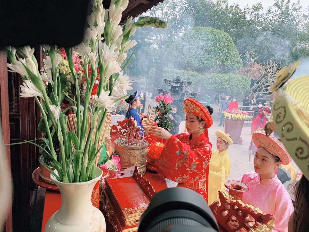 Chủ tế, thực hiện nghi thức hóa Chúc.