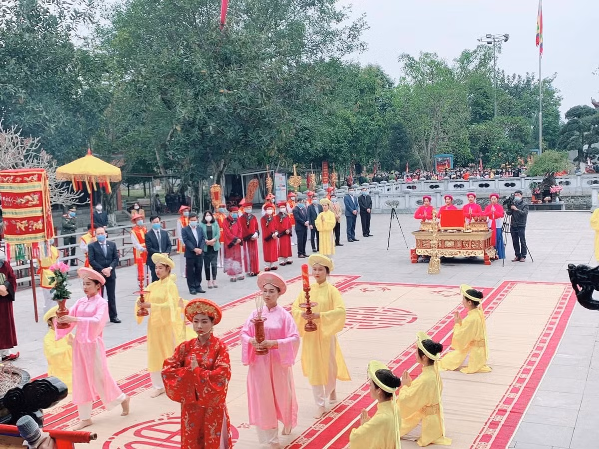 Can canh le dang huong tri an cong duc To Mau Au Co-Hinh-2