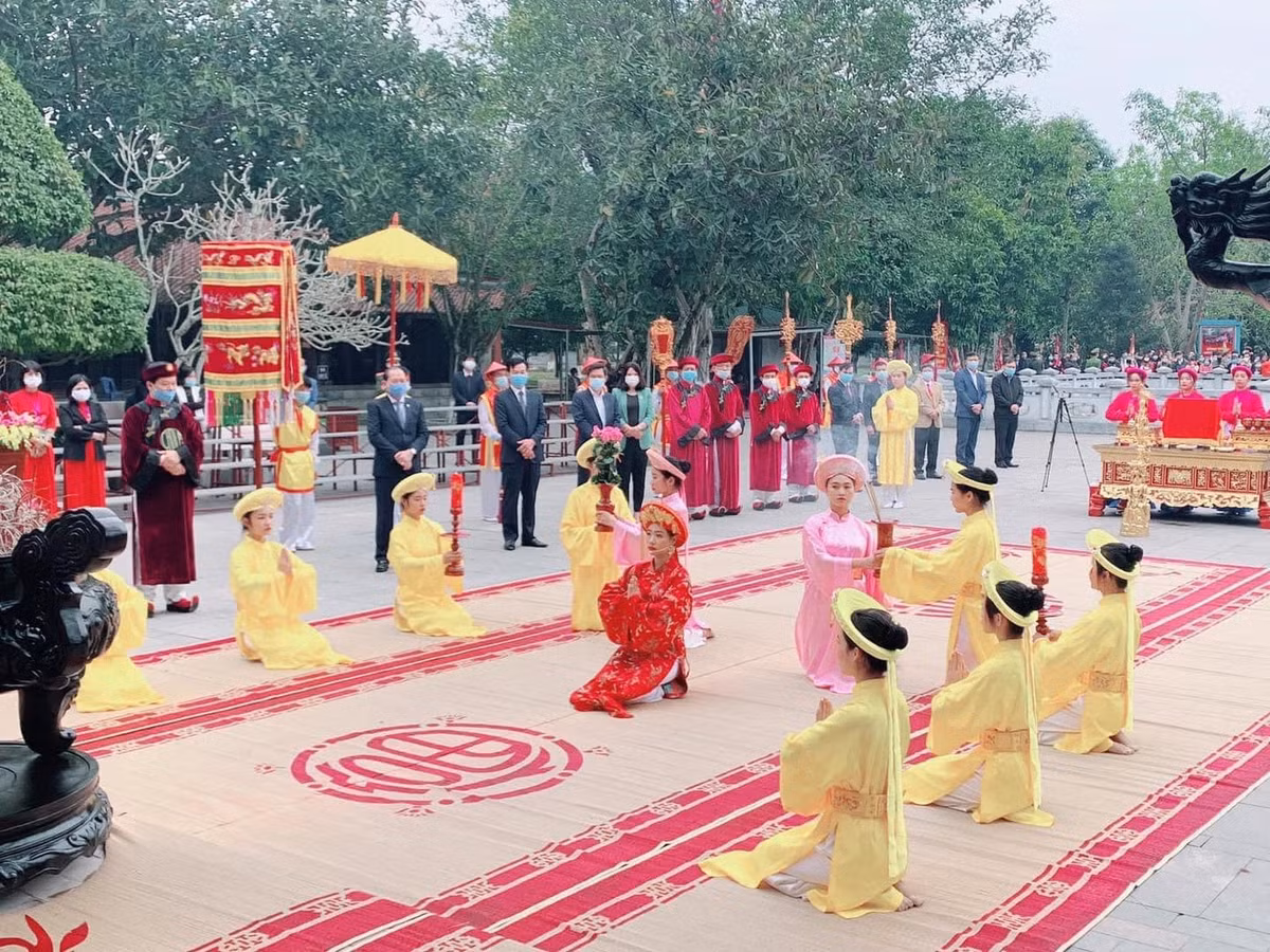 Chủ tế nữ mặc bộ lễ phục màu đỏ thực hiện nghi thức tế Nữ quan truyền thống.