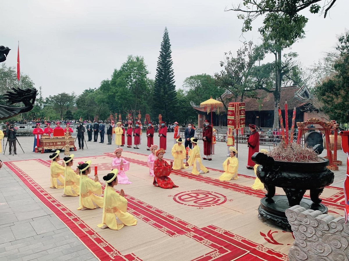 Đội tế nữ thực hành các nghi thức tế Tổ Mẫu Âu Cơ.