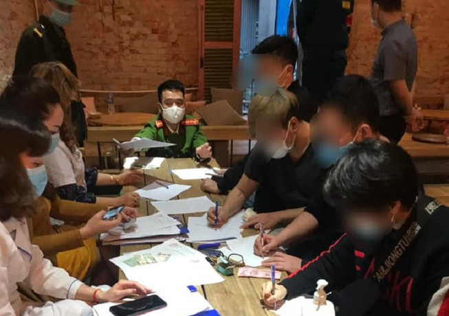 Khong deo khau trang, chu quan va 30 khach uong cafe bi phat 60 trieu