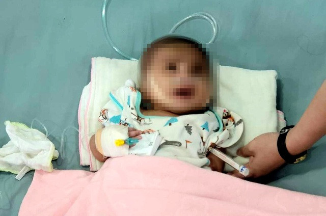 Me bo roi con trai 3 thang tuoi dang nguy kich trong benh vien