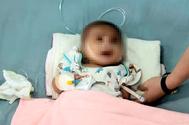 Me bo roi con trai 3 thang tuoi dang nguy kich trong benh vien