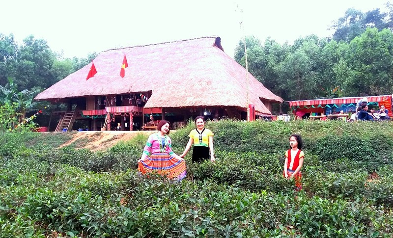 Các thiếu nữ rực rỡ trong bộ quần áo mới đi chơi xuân