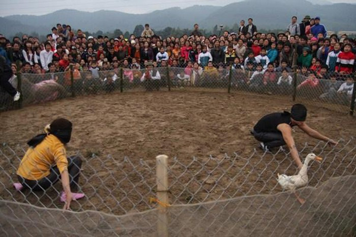 Trò chơi dân gian "Bịt mắt bắt vịt" của đồng bào dân tộc Mường, xã Thạch Khoán, Thanh Sơn (Tư liệu).