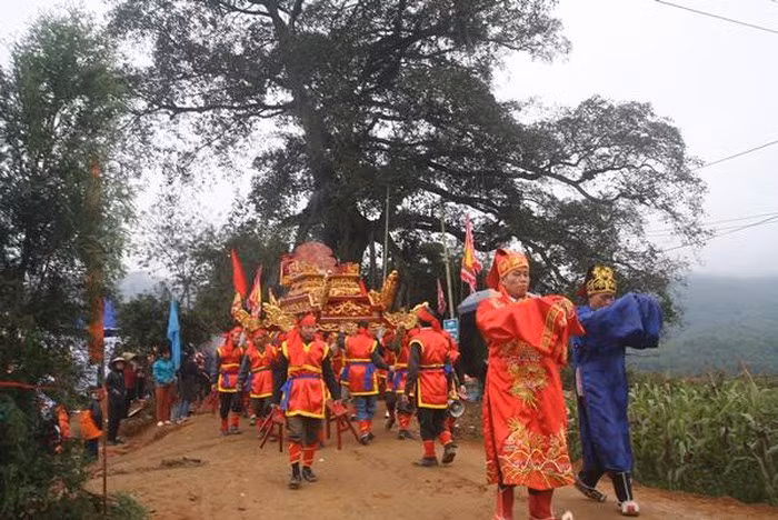 Rước kiệu của đồng bào dân tộc Mường, xã Hương Cần (huyện Thanh Sơn- Phú Thọ, mỗi dịp Tết đến Xuân về. (Ảnh tư liệu).