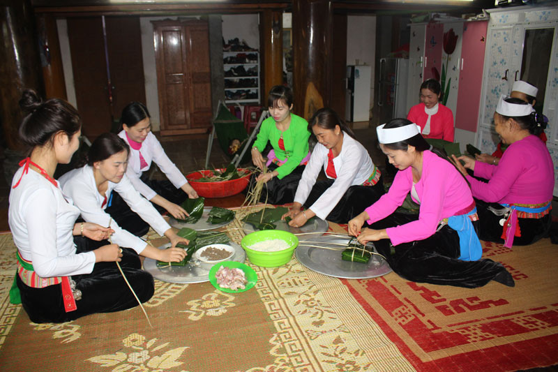 Những đôi bàn tay khéo léo của thôn nữ tạo nên những chiếc bánh chưng xinh xắn.