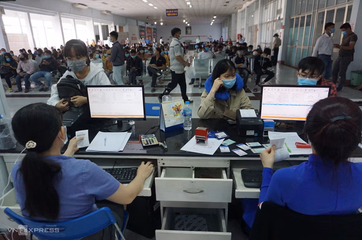 Hang tram khach den nha ga tra ve tau Tet do COVID-19-Hinh-4