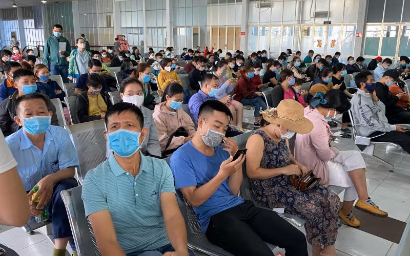 Hang tram khach den nha ga tra ve tau Tet do COVID-19-Hinh-2