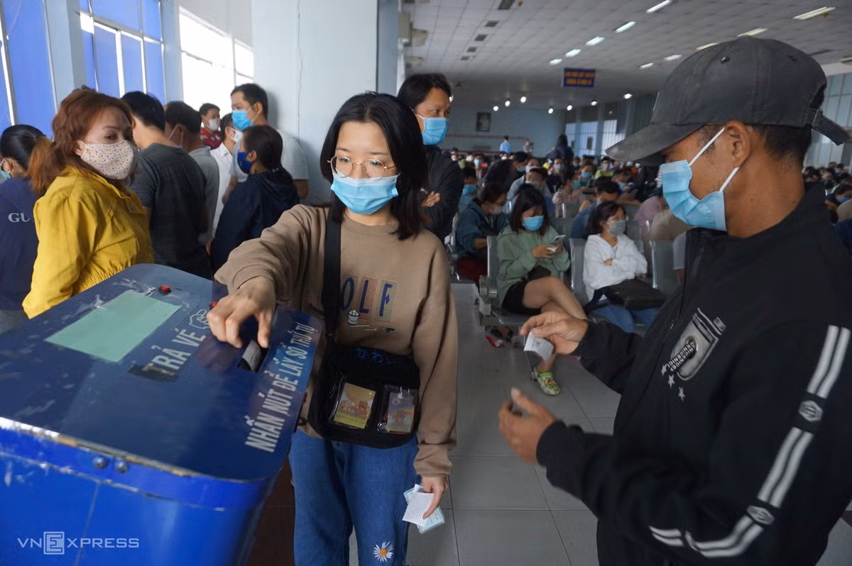 Hang tram khach den nha ga tra ve tau Tet do COVID-19-Hinh-3