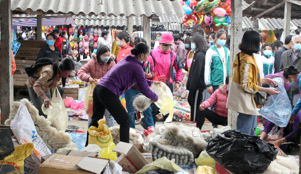 Ai cũng hối hả chọn cho mình những thứ cần thiết để trở về bên gia đình.