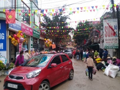 Nhiều người dân chia sẻ, so với mọi năm không khí Tết năm nay có vẻ trầm lắng hơn vì dịch COVID-19.