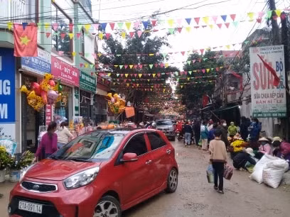 Nhiều người dân chia sẻ, so với mọi năm không khí Tết năm nay có vẻ trầm lắng hơn vì dịch COVID-19.