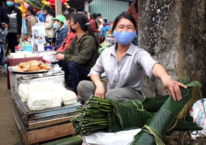 Lá dong không thể thiếu trong những phiên chợ ngày Tết, cùng với đó là chiếc khẩu trang thường trực trên mặt kẻ bán người mua. Trong năm qua, khẩu trang là vật dụng không thể thiếu của người dân để phòng, chống dịch COVID-19.