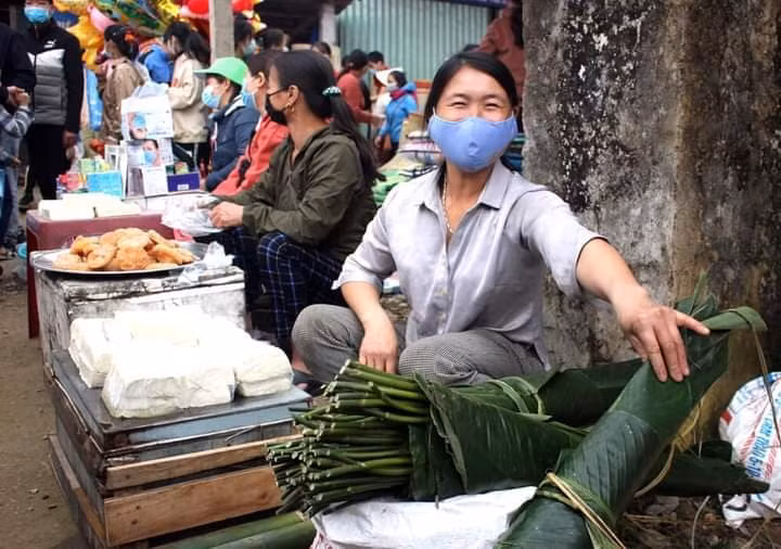 Lá dong không thể thiếu trong những phiên chợ ngày Tết, cùng với đó là chiếc khẩu trang thường trực trên mặt kẻ bán người mua. Trong năm qua, khẩu trang là vật dụng không thể thiếu của người dân để phòng, chống dịch COVID-19.