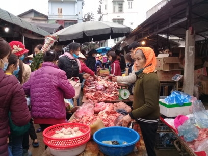 Thịt lợn, dưa hành luôn là món không thể thiếu trong ngày Tết, vì vậy nơi đây luôn đông đúc. Tuy nhiên theo ghi nhận, một số chủ sạp hàng vẫn chưa tuân thủ việc đeo khẩu trang phòng dịch.