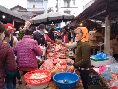 Thịt lợn, dưa hành luôn là món không thể thiếu trong ngày Tết, vì vậy nơi đây luôn đông đúc. Tuy nhiên theo ghi nhận, một số chủ sạp hàng vẫn chưa tuân thủ việc đeo khẩu trang phòng dịch.