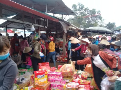 Dù dịch COVID-19 hoành hành năm qua khiến người dân mệt mỏi nhưng phiên chợ Tết ngày cuối năm nhộn nhịp làm người ta quên đi 1 năm khó nhọc, hy vọng vào 1 năm mới an lành.