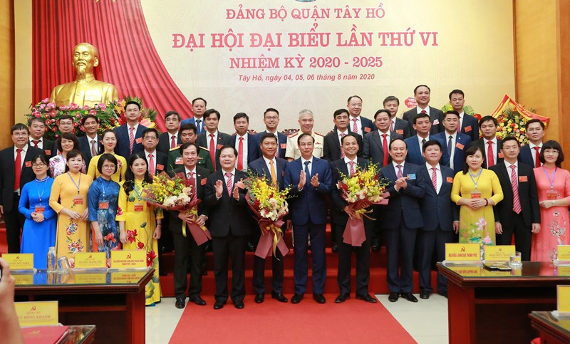 Tại hội nghị lần thứ nhất, Ban Chấp hành Đảng bộ quận khóa VI, ông được bầu giữ chức Bí thư Quận ủy Tây Hồ. ( Ảnh: Tiền Phong)