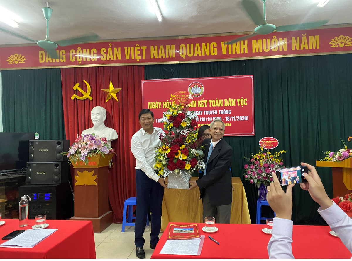 Ông Nguyễn Văn Phong cho biết, ông Đỗ Anh Tuấn là cán bộ được đào tạo bài bản, có lập trường tư tưởng vững vàng; tác phong làm việc trách nhiệm, sáng tạo.(Ảnh: Quận Tây Hồ)