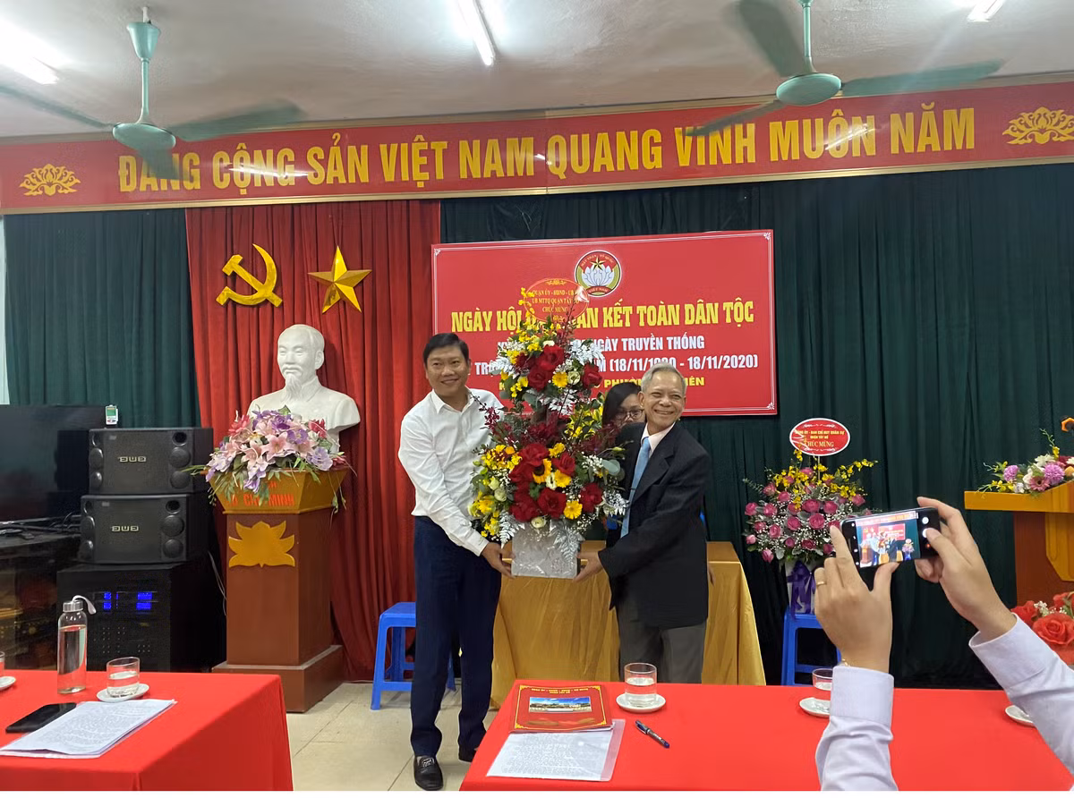 Ông Nguyễn Văn Phong cho biết, ông Đỗ Anh Tuấn là cán bộ được đào tạo bài bản, có lập trường tư tưởng vững vàng; tác phong làm việc trách nhiệm, sáng tạo.(Ảnh: Quận Tây Hồ)