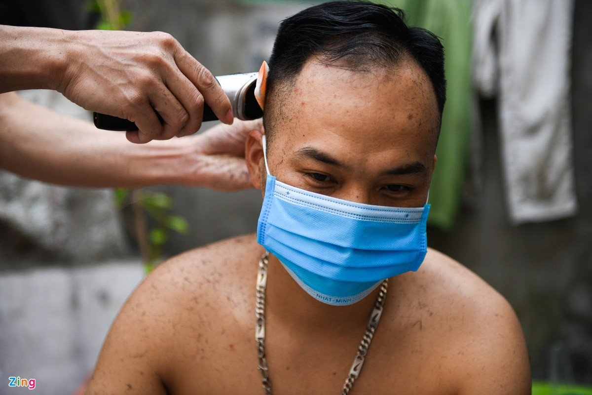 Xóm trọ của chị Mai có 14 người, tất cả đều là lao động từ tỉnh xa tới làm việc. Họ nuôi chung 3 con gà, mọi người dặn nhau khi nào hết sạch đồ ăn mới dùng tới.