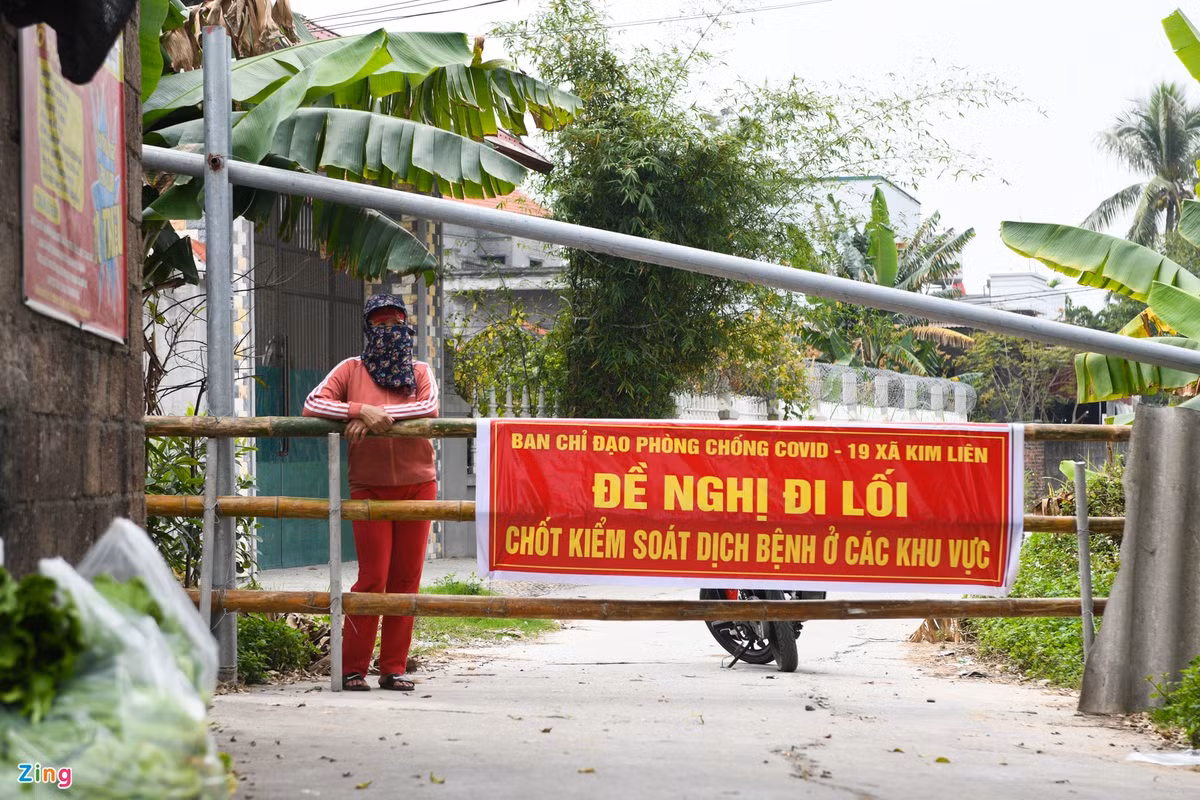 Ngày 16/2, thực hiện lệnh giãn cách xã hội, hàng loạt chốt chặn được dựng lên trên địa bàn tỉnh Hải Dương. Các chốt kiểm dịch hoạt động 24/24h để kiểm soát người ra vào.