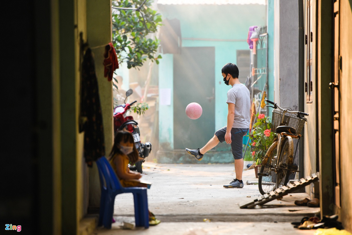 Ngày 4/2, anh Lương Văn Cường nhận được thông báo tạm nghỉ của công ty do dịch bệnh. Quê ở Bắc Giang, không quá xa nhưng vì đảm bảo an toàn cho gia đình, anh không dám về quê. Những ngày qua, anh chỉ loanh quanh trong khu trọ. "Ở nhà lâu người cũng uể oải, tôi muốn đi làm hơn", anh Cường cười nói. Vì làm lâu năm trong công ty, anh Cường không lo thất nghiệp, nhưng tiền lương những ngày nghỉ việc chỉ đủ ăn, không thể gửi về gia đình. Những khu trọ vẫn khóa trái cổng. Nhịp sống của những công nhân ngày nghỉ dịch không nhộn nhịp như trước kia. Thỉnh thoảng vài người ra ngoài hóng nắng hoặc hoạt động thể thao để đỡ buồn. 