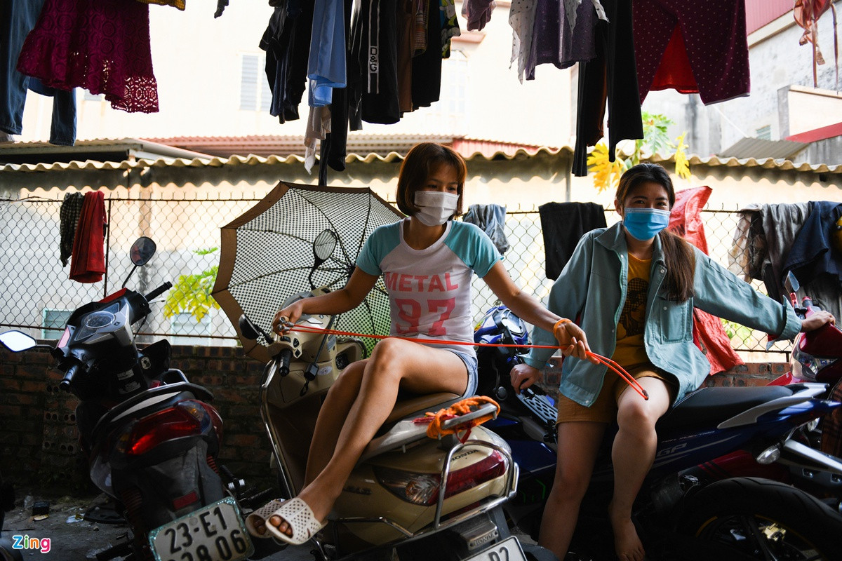 Niềm mong mỏi của chị Sao cũng giống nhiều công nhân đang bị kẹt tại Hải Dương vì đại dịch.
