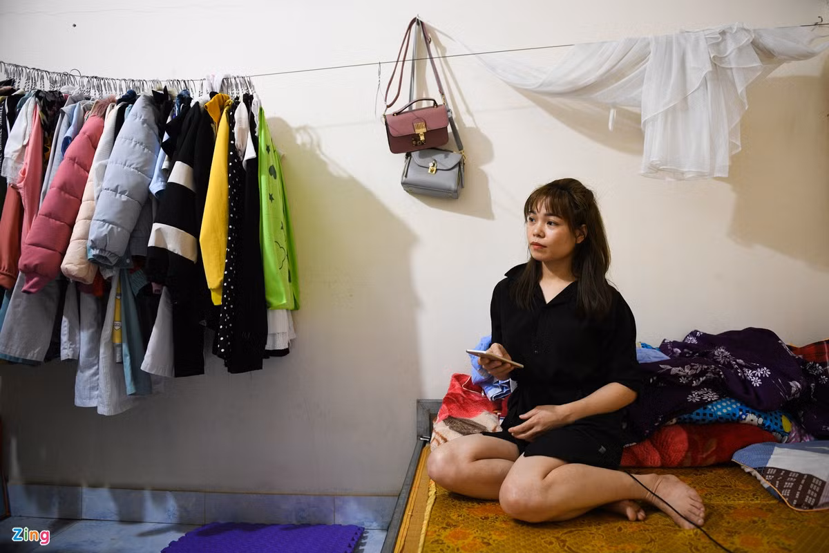 Thực hiện giãn cách, hàng quán đóng cửa hết. Anh Lý Văn Công mua chiếc tông đơ về để cắt tóc cho mọi người trong xóm trọ. “Thôi thì gắn bó với nhau, bám lấy nhau để mà sống tiếp”, anh Công nói.