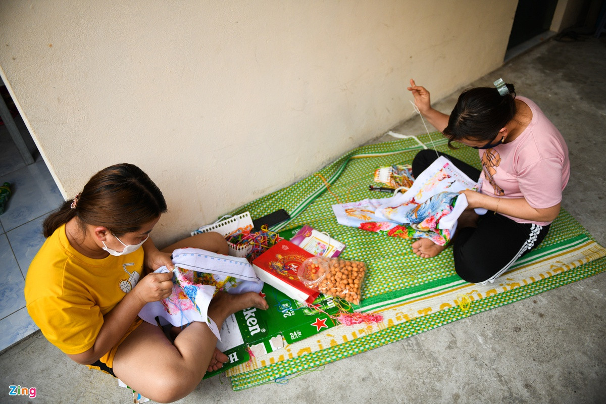 Trong phòng trọ 15 m2, chị Hoàng Thị Sao đang dỗ dành cậu con trai vừa tỉnh giấc. Quê gốc ở Bắc Giang, người phụ nữ này đã xuống Hải Dương làm việc cả chục năm nay. Công việc trong nhà máy giúp chị có khoản thu đều đặn là 6 triệu đồng/tháng. Số tiền ấy chị vừa nuôi mẹ già, con nhỏ, vừa phải tích cóp để có tiền dành dụm.