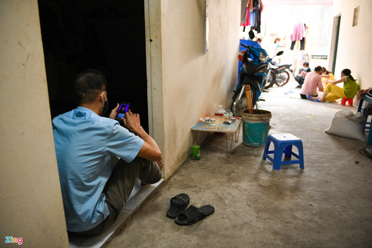 Những ngày có dịch, nhà máy đóng cửa nên chị Sao phải nghỉ làm. Không được trả lương, chị đau đáu lo đến chuyện tiền nong: “Tôi chỉ ước làm sao hết dịch còn đi làm để trang trải cuộc sống”.