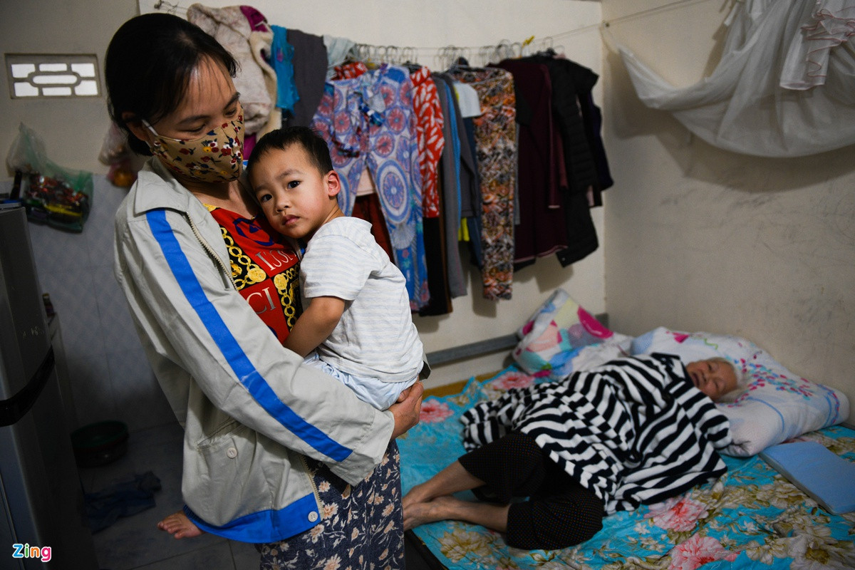 17h hàng ngày là giờ tan tầm của KCN Phúc Điền nên con đường trong thôn Lai Xá (xã Cẩm Phúc, huyện Cẩm Giàng) luôn đông đúc xe cộ. Tuy nhiên hiện nay, do tình hình dịch bệnh căng thẳng, các công ty đóng cửa, công nhân nghỉ làm. Ngoài đường vì thế cũng xảy ra cảnh tượng vắng lặng.