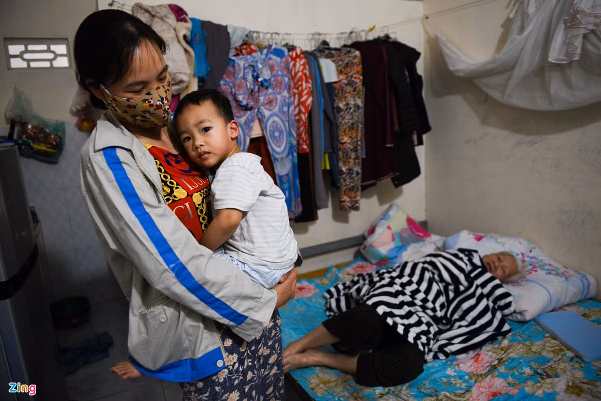 17h hàng ngày là giờ tan tầm của KCN Phúc Điền nên con đường trong thôn Lai Xá (xã Cẩm Phúc, huyện Cẩm Giàng) luôn đông đúc xe cộ. Tuy nhiên hiện nay, do tình hình dịch bệnh căng thẳng, các công ty đóng cửa, công nhân nghỉ làm. Ngoài đường vì thế cũng xảy ra cảnh tượng vắng lặng.